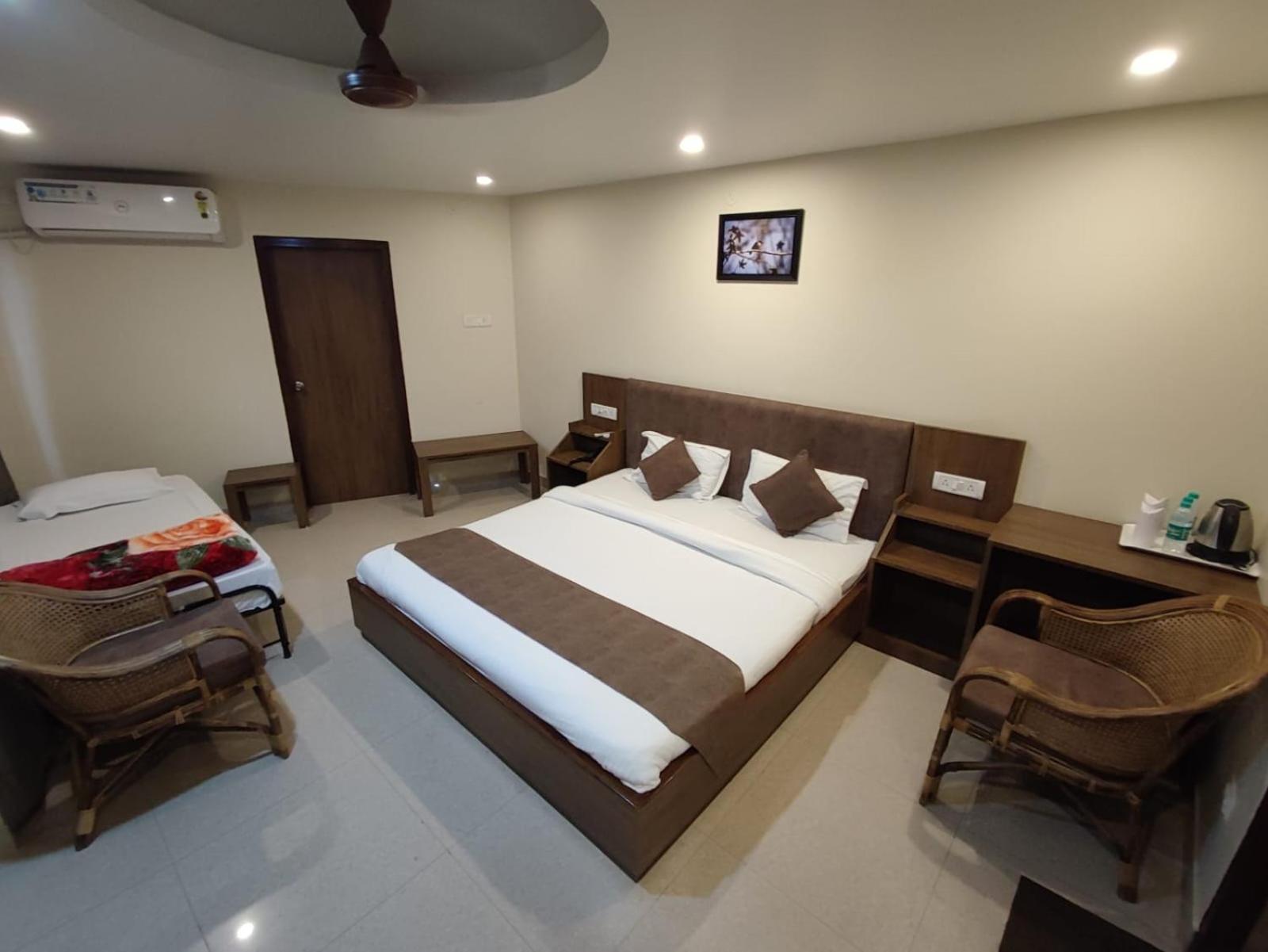 Swagatam Inn, 5 Minutes Walk From Guwahati Railway Station Buitenkant foto
